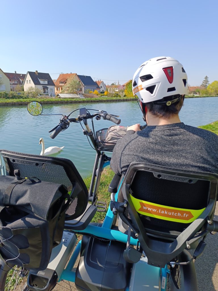 tandem côte à côte le long de l'eau avec un bénéficiaire qui regarde l'eau.