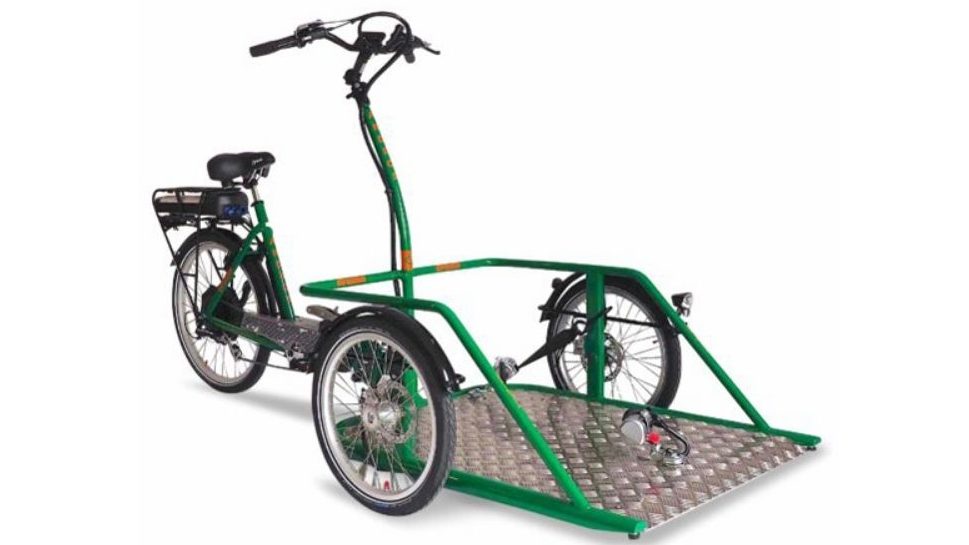 Triporteur pour personnes en fauteuil roulant sur fond blanc