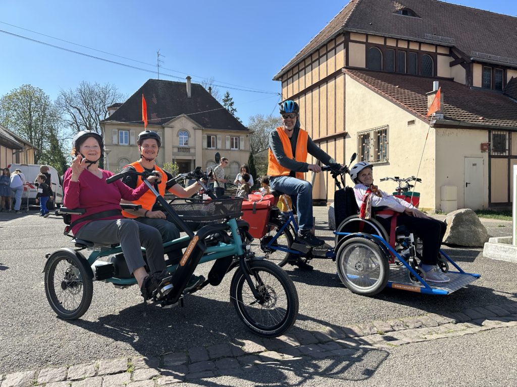 Photo de groupe avec Baptiste, Steve et deux résidents d'une EHAPD que l'on a accompagné.