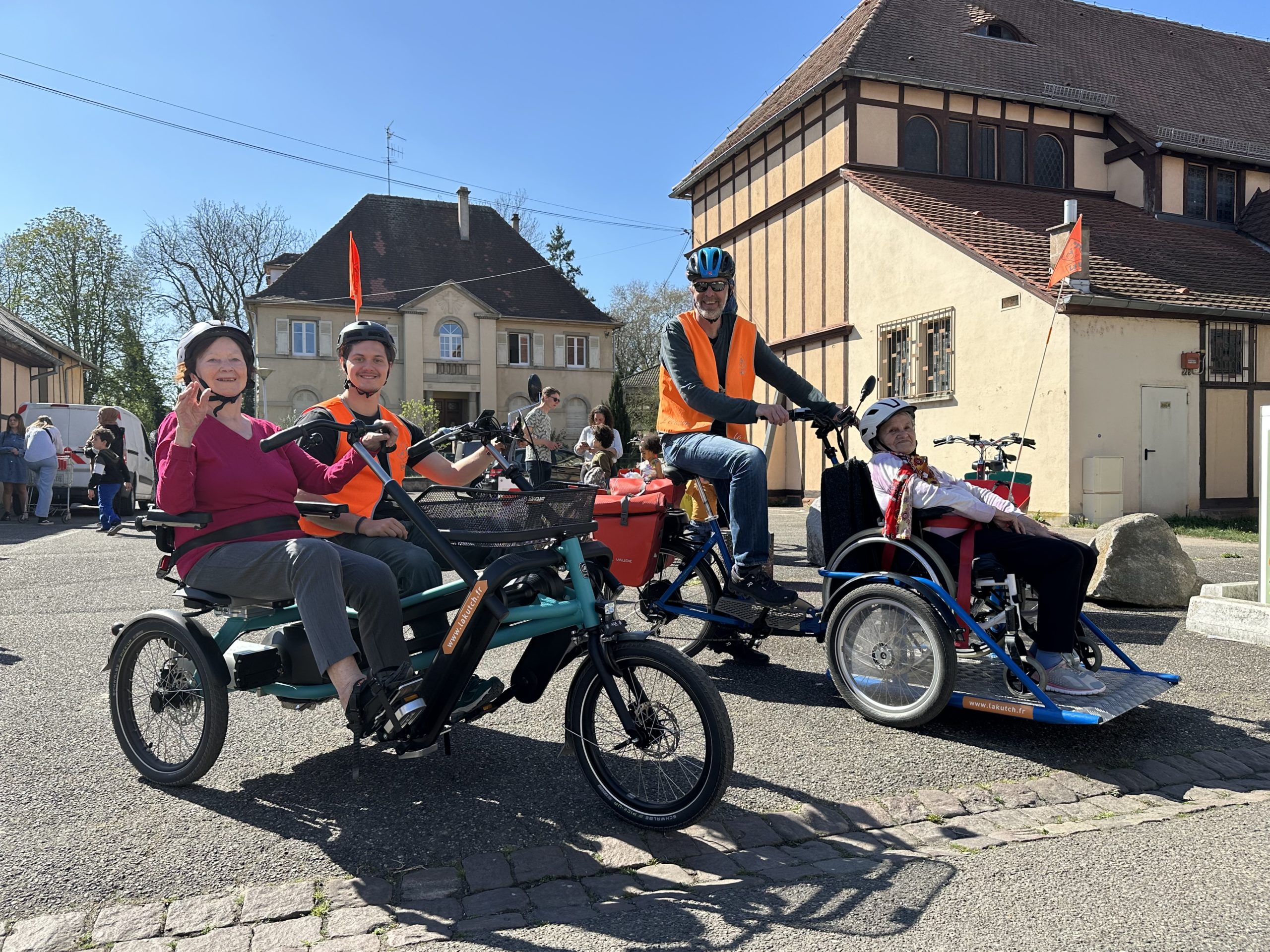 Photo de groupe avec Baptiste, Steve et deux résidents d'une EHAPD que l'on a accompagné.